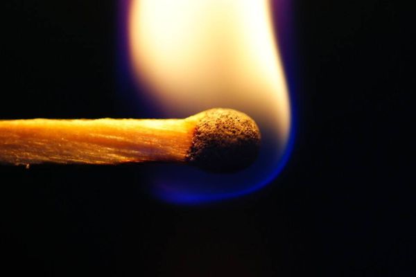 为甚么洋火一擦就着火,没洋火盒怎样点洋火