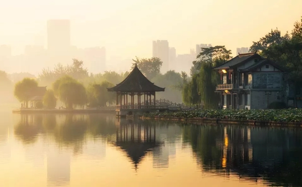 大明湖的明为甚么多一横,大明湖的眀多一横的缘由