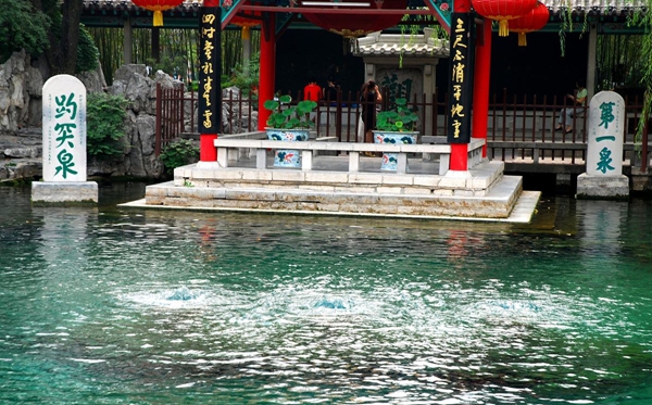 大明湖的明为甚么多一横,大明湖的眀多一横的缘由