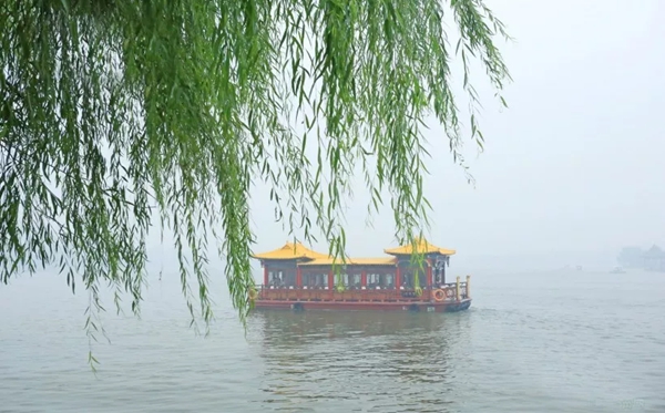 大明湖的明为甚么多一横,大明湖的眀多一横的缘由