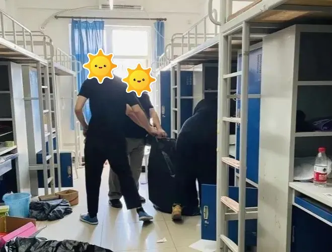 首钢工学院宿舍前提怎样样,有空协调自力洗手间吗？（附宿舍图片）
