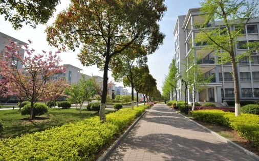 南京市江宁高等中学是公立仍是私立,是重点中学吗？