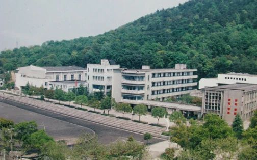 浙江大学从属中学简介概略（建校汗青、地点、师资、校训、情况）