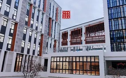 深圳尝试黉舍是公立仍是私立,是重点中学吗？