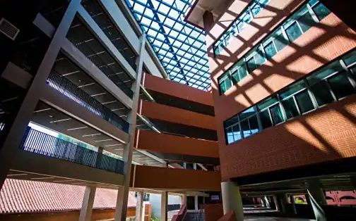 西南师范大学从属中学深圳黉舍是公立仍是私立,是重点中学吗?