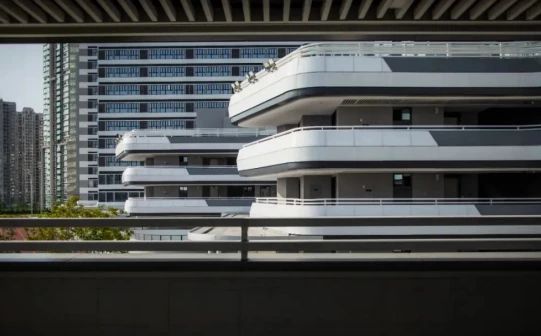 深圳市格致中学是公立仍是私立,是重点中学吗？
